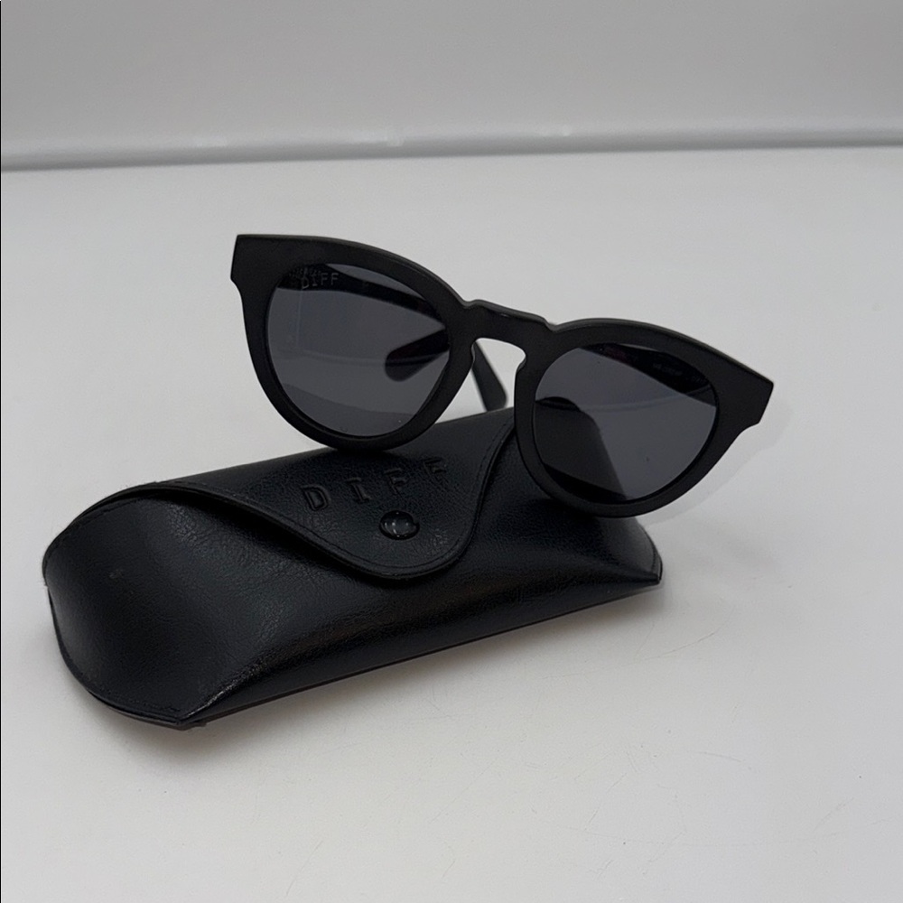 Diff Designer Round Sunglasses With Case - image 7
